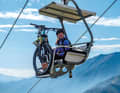 Swiss planning: The chairs on the lift to Cimetta are mounted crosswise so that you can keep an eye on the view of Lake Maggiore.