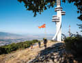 Über Nordmazedoniens Hauptstadt Skopje wartet der Hausberg Vodno mit Trails, Turm und Flagge.