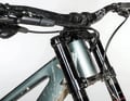 Despite all the spacers under the stem, the front remains too low. Only maximally extended fork legs provide a remedy