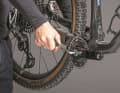 To access the bottom bracket, the crank must first be removed. Current Sram models have an integrated removal function.