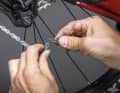 Quick Link an der entsprechenden Stelle in die kette einsetzen, zusammendrücken und durch einen beherzten Tritt aufs Pedal einrasten.