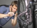 The basic adjustment of a classic rear derailleur requires a little patience and a sense of proportion.