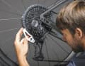Sram offers the Chaingap tool for adjusting the wrap. With the chain on the second largest sprocket, the tool is placed on the largest sprocket and pushed towards the derailleur cage. The arrow should then land directly on the fixing screw of the upper derailleur pulley.