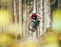 In our experience, all-round harmonious enduro bikes are only available from around € 4,500. If you don't want to compromise on downhill fun, here are five top recommendations from the editors for enduro bikes under €5,000.