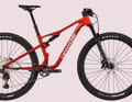 The fiery red Cannondale Scalpel 4 exudes racing attitude through and through. The geometry is absolutely modern with a steering angle of 66.6 degrees.