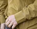 The three-layer Pertex Shield material is reliably waterproof thanks to its 20,000 water column. The long sleeves with small flaps close the gap to the gloves.