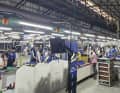 2000 personnes travaillent dans les innombrables halls de production. Les cadres finis sont stockés sous le plafond de la halle. Environ un tiers est destiné à d'autres marques.