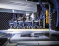 3e étape : pour les cadres en carbone supérieurs, Giant a recours à une automatisation partielle pour le lay-up. Le bras robotisé place avec précision les pièces du puzzle en carbone les unes sur les autres.
