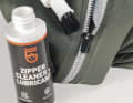 Der Zipper Cleaner + Lubricant reinigt und schmiert den Reißverschluss.