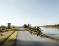 In Au an der Donau, the Danube cycle path runs directly along the banks.