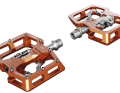 Tatze has the perfect pedal for bike packers, city gravel riders and anyone who likes to keep their options open. The Contact Combi offers both a grippy platform and a sturdy SPD binding.