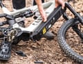Die Batterie bietet 800 Wh, ist mit 4,66 Kilo aber überdurchschnittlich schwer. Die Entnahme nach unten ist etwas komplizierter als bei klassischen Lösungen.