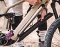 The battery folds out to the front in the classic way and is secured with a key.