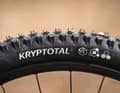 The Kryptotal offers plenty of grip and good riding characteristics. At the rear, Cube even uses a stable downhill casing for extra puncture protection.