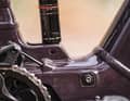 The carbon version has a flipchip at the bottom of the shock with which you can adjust the progression of the rear suspension. This is missing on the Vala AL, the factory setup is designed for reserves.