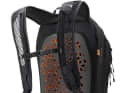 Scott Trail Protect 20 - Scott steckt nicht wie viele andere Hersteller einfach ein Protektor-Pad in den Rucksack, sondern konstruiert den Rucksack um den Level-2-zertifizierten D3O-Protektor herum. Clever, denn in Verbindung mit dem breiten Neopren-Gurt sitzt der Schoner stets perfekt und direkt am Körper.