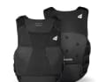 Bluegrass Venture Vest - Bluegrass hat sich vom Trailrunning inspirieren lassen und die neue Venture Vest mit Staumöglichkeiten für Riegel, Wasser und essentielle Tools ausgestattet. Brust und Rücken werden von flexiblen Sas-Tec-Protektoren geschützt – vorne Level-1, hinten Level-2-zertifiziert. Für den nötigen Tragekomfort sorgen seitliche Stretch-Bänder mit Quick-Release-Funktion.