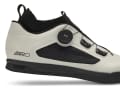 Giro Chamber TR - Mit dem Chamber wurde schon so manche Bestzeit in die Downhill-Worldcup-Tracks gebrannt. Die neue TR-Version soll die Abfahrts-DNA an Trailbiker weiterreichen: perfekter Powertransfer aufs Pedal, solider Schutz aus TPU und ein Strick-Bund, der Schmutz draußen hält. Das Sensor-Gummi ist eine Eigenentwicklung und soll Grip und Haltbarkeit verbessern. Ein Boa-System sorgt für strammen Sitz.