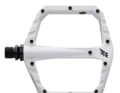 Title Connect Pedals - „Ich steh’ auf Weiß“. Der Satz bekommt eine ganz neue Bedeutung, wenn man sich das Title Flat-Pedal aus geschmiedetem Alu ans Bike geschraubt hat. Mit 105 x 111 Millimetern bietet es ordentlich Standfläche, elf Pins pro Seite sorgen für den nötigen Grip. Trotz aufwändiger Dreifach-Lagerung baut das Connect nur 14 Millimeter flach und generiert damit richtig viel Bodenfreiheit und ein direktes Fahrgefühl.