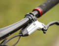 Die eng anliegenden Stealth-Bremshebel der Sram Motive Ultimate sparen mit Titan-Hardware und Carbon-Hebeln Gewicht.