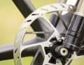 Die Leistung der Sram Motive Ultimate ist stark abhängig von der Bremsscheibe. Für Downcountry- und Trailbikes empfehlen wir 200 Millimeter große Sram HS2 Scheiben.