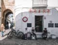In den Gassen von Tarifa: Café am maurischen Stadtmauerbogen Puerta de Jérez.
