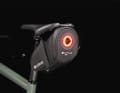 Separate rear lights, makeshift mounts and lost elastic bands – everyday life for many cyclists. Lupine has now integrated the rear light directly into the saddle bag. The idea: fewer components, less faff to fit and a cleaner look. The bag offers 0.8 litres of storage space, whilst the rear light features 120 lumens of output, a brightness sensor and a brake light function. Price: 149 euros