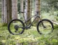 Weighing in at 12.3 kilos and offering 140 and 125 millimetres of suspension travel respectively, the new Canyon Lux Trail CF9 is a lightweight trail bike.