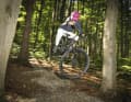 Viel Gegenhalt im Fahrwerk und ein gefälliges Handling bescheren dem Canyon Lux Trail CF eine dicke Portion Fahrspaß.
