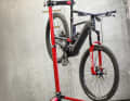 If you want to carry out your own repairs on your e-MTB, you’ll need a repair stand that can really take a beating. We explain what heavy-duty models need to be capable of and what mistakes you should avoid when buying one. Photo: Georg Grieshaber