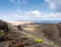 Lanzarote: Die Mondlandschaften der Caletade Famara sind grandios, der Gegenwind bläst aber fast vom Bike.