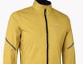 Was nützt die beste Regenjacke, wenn sie im Zweifel daheim am Kleiderhaken hängt? Statt die Jacke mit überflüssigen Features zu überladen, reduziert GripGrab die Pacr 
auf das absolut Nötigste: 15.000er Wassersäule und eine hohe Atmungsaktivität bei minimalem Gewicht und Packmaß. Clever: Die verlängerten Ärmel reichen bis über die Handschuhe. Wird man vom Schauer überrascht, zieht man das faustgroße Päckchen einfach aus Rucksack, Trikottasche oder Rahmenstaufach.