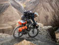 Cedric’s bike weighs 32 kilos when fully loaded: “You get used to it surprisingly quickly,” says Cedric. Here on a remote mountain pass in the heart of Afghanistan.