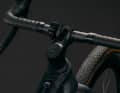 The in-house handlebar stem from the company’s own Acid brand features what is known as an X-Connect interface. This allows lights – also from the Acid brand – to be attached to the handlebars with just one click.