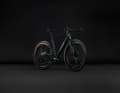 Für 5.999 Euro stattet Cube sein E-Gravelbike nur mit feinsten Edelparts aus. Die Antriebsunterstützung übernimmt der Bosch Performance SX Motor. Die nötige Energie stellt ein fest verbauter 400-Wh-Akku bereit.