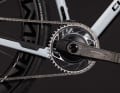 Leistungsmessung serienmäßig: Der integrierte Powermeter liefert präzise Trainingsdaten, ohne dass zusätzliche Hardware am Kurbelarm nötig wird.