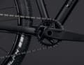 Shimano Deore 12-fach mit 10 bis 51 Zähnen und 32er-Kettenblatt. Das große 51er-Ritzel liefert ordentlich Kletterhilfe, während das 10er-Ritzel für Tempo auf schnellen Passagen sorgt.