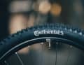Conti Xynotal in der Enduro-Soft-Ausführung und 2,4 Zoll Breite bringen ordentlich Grip und eine robuste Karkasse mit. Für ein 1.999-Euro-Fully eine bemerkenswert geländetaugliche Reifenwahl.