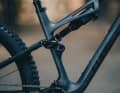 Eine 150 Millimeter RockShox Psylo Silver Federgabel frifft auf einen Deluxe Select+ Dämpfer mit 146 mm Federweg am Heck. Die Gabel gehört zwar nicht zur Performance-Oberklasse von RockShox, der Federweg zeigt trotzdem klar: Dieses CUBE will auf den Trail und nicht nur auf den Forstweg.
