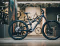 CUBE spendiert dem günstigsten Stereo HPC einen Hauptrahmen aus High Performance Carbon und kombiniert ihn mit einem Aluminium-Hinterbau. Für 1.999 Euro dürfte das eines der auffälligsten Details des gesamten Bikes sein.