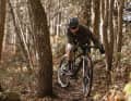 L'acrobate espagnol David Cachon fait tourner son Graveller en Scandi Flick. Le gravelbike, alors que la plupart des gens ne savent même pas faire du VTT, est actuellement à la mode.