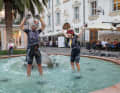 Geschafft, yeah! Die Ankunft in Riva sorgt jedes Mal für eine Eruption der Glückshormone. Wer nicht direkt in den Gardasee springt, badet einfach im Brunnen in der Altstadt von Riva.