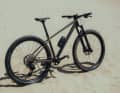 Der Rose PDQ Carbon-Rahmen bekommt für 2027 einen neuen Lack verpasst. Die Ausstattung des Hardtails wird angepasst.