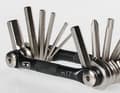 De nombreux mini-outils sont équipés d'un dérive-chaîne intégré. Il est préférable de le vérifier avant la sortie et de tester son fonctionnement.