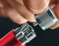 Quatre embouts pour vis à six pans creux et deux embouts Torx sont embarqués.