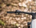 Plain and simple: the battery level and U-level are displayed on the LED remote using coloured LEDs. There is no system controller or even a Kiox 400C in the top tube.