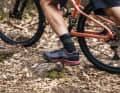 Der Bikeschuh bietet guten Grip auch beim Gehen im Gelände