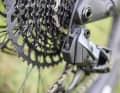 Shifting - mainstream: Six manufacturers rely on Shimano's XT groupset for their drivetrain components. High-tech at Specialized and Stevens: Sram's AXS electronic groupset is used there, albeit in the cheaper GX version and not yet with the new transmission technology. Stevens draws power from the main battery by cable (pictured).