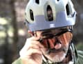 Smarte Lösung für fehlsichtige Biker: Die React Optray gibt es mit Korrektur-Clips. Der eigentliche Clou aber: Die Gläser passen ihre Tönung in Sekundenbruchteilen an die Lichtsituation an.