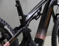 Das Gros der Haibike-Palette setzt auf einen stehenden Dämpfer. Beim Hybe CF liegt das Federbein unter dem Oberrohr.